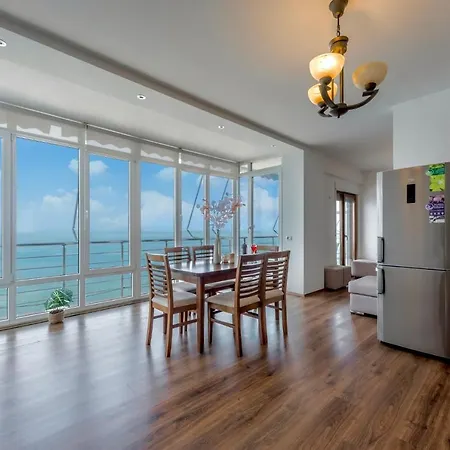 Spectacular Seaview Penthouse Apartment *